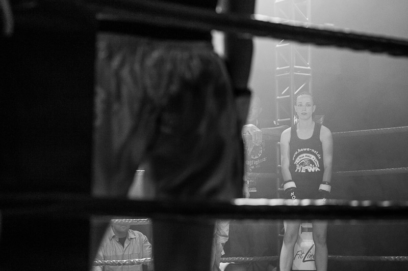 Franzi Krieger Faller (r) looks on, as the her fight against Caro Schröder (l) is about to start.